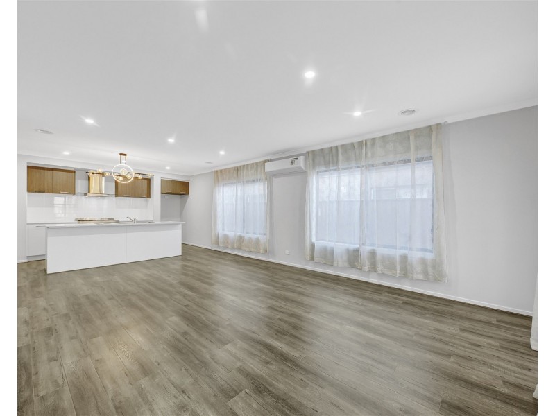 136  Shelterbelt Avenue, Melton South VIC 3338