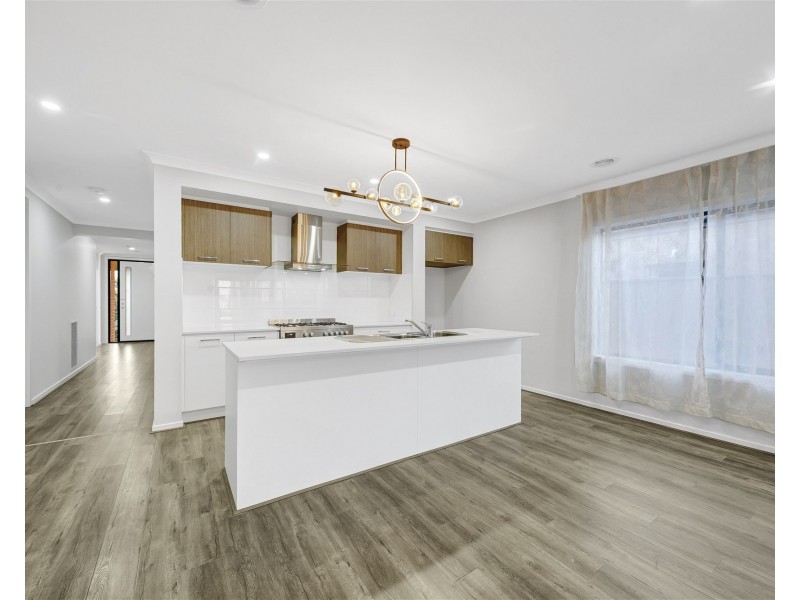 136  Shelterbelt Avenue, Melton South VIC 3338