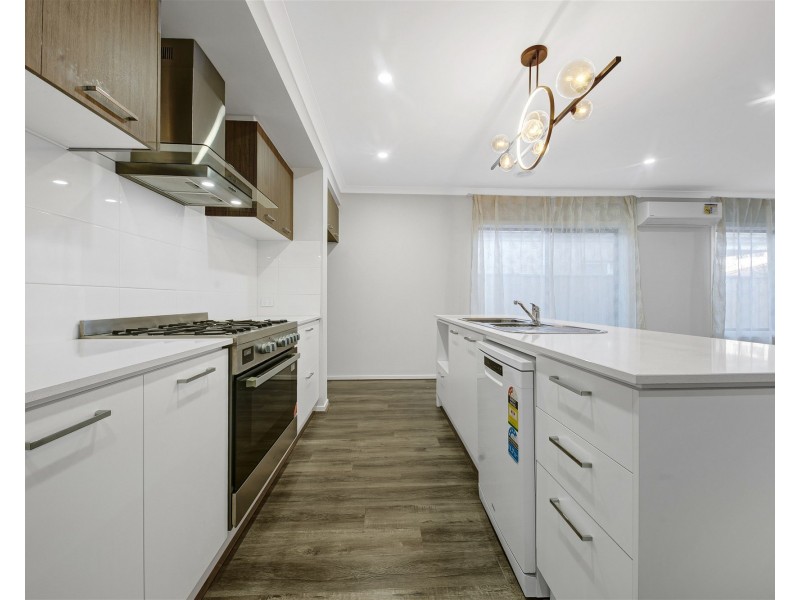 136  Shelterbelt Avenue, Melton South VIC 3338