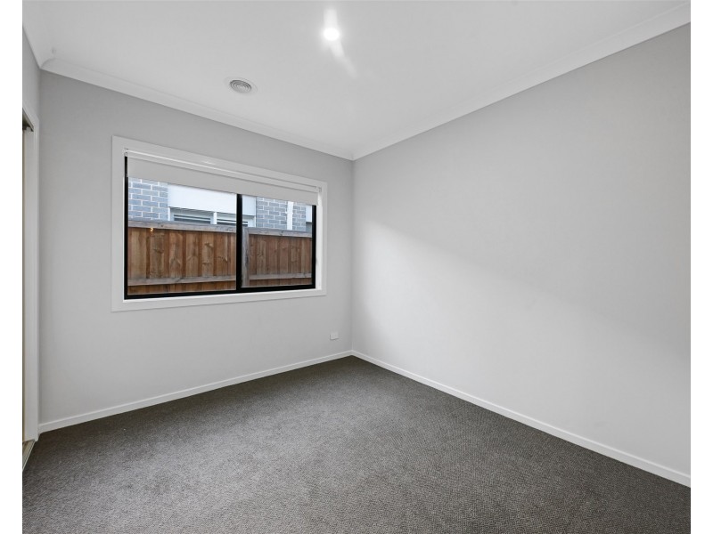 136  Shelterbelt Avenue, Melton South VIC 3338
