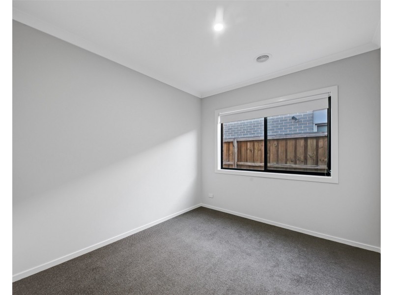 136  Shelterbelt Avenue, Melton South VIC 3338