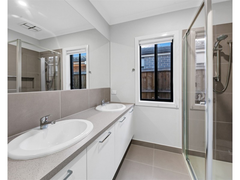 136  Shelterbelt Avenue, Melton South VIC 3338