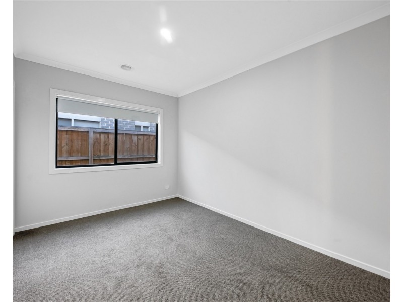 136  Shelterbelt Avenue, Melton South VIC 3338