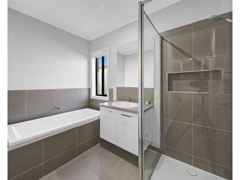 136  Shelterbelt Avenue, Melton South VIC 3338