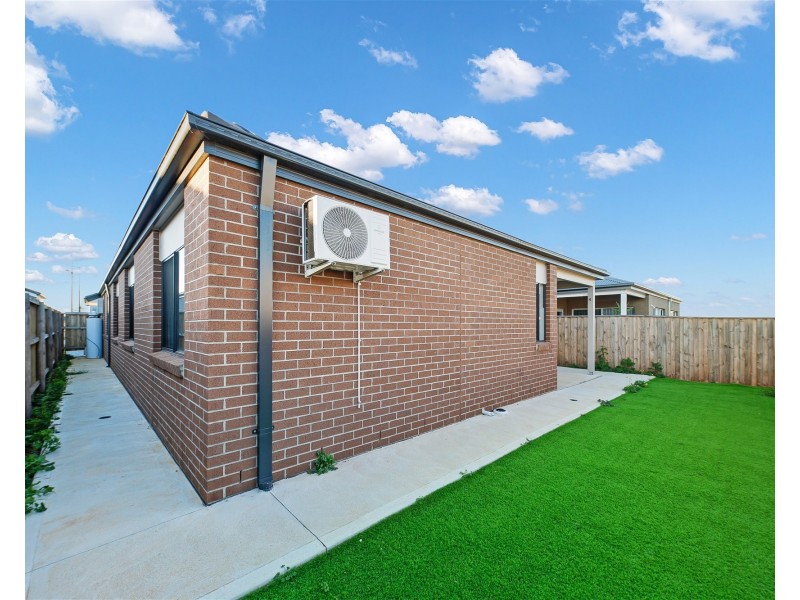 136  Shelterbelt Avenue, Melton South VIC 3338