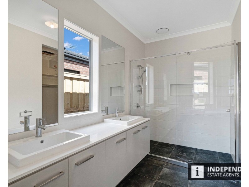 129 Shelterbelt Avenue, Melton South VIC 3338