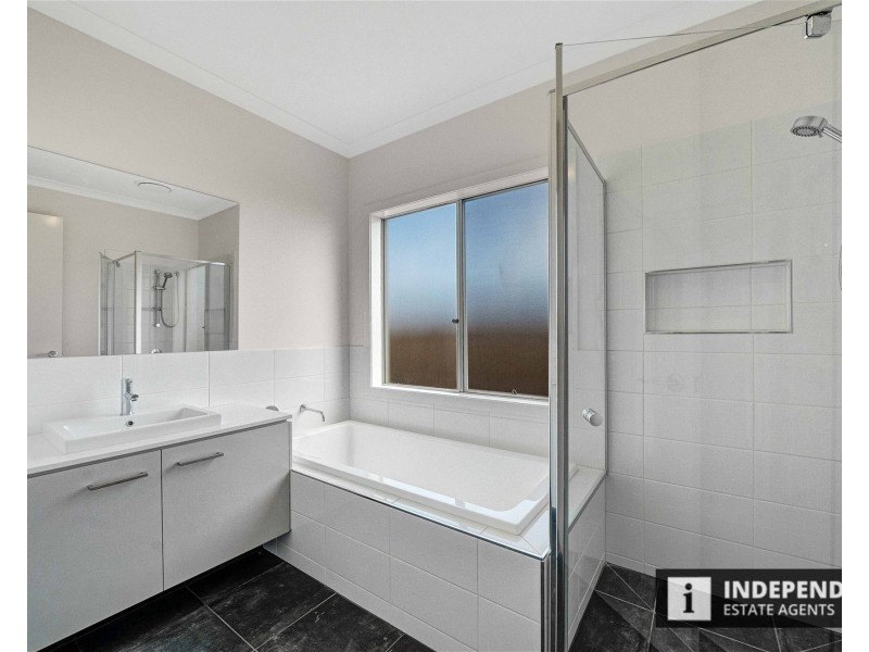 129 Shelterbelt Avenue, Melton South VIC 3338