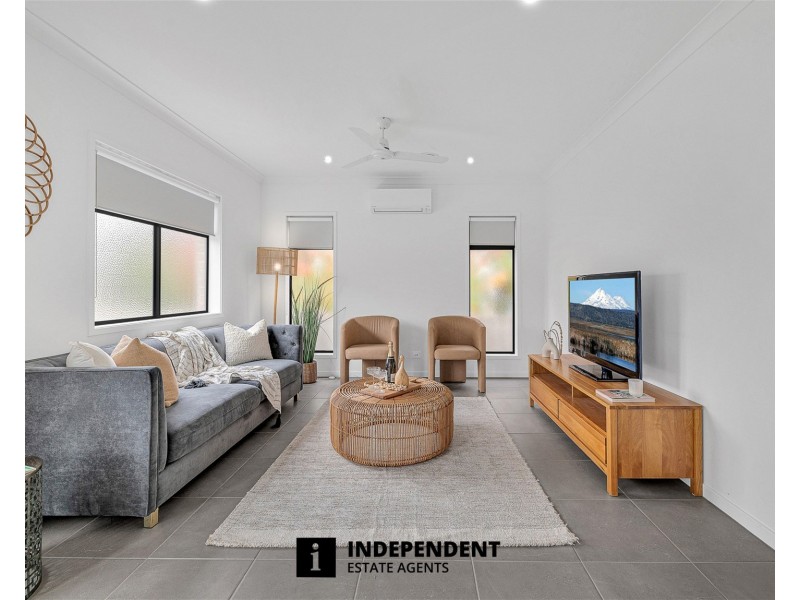 10  Merlot Way, Clyde North VIC 3978