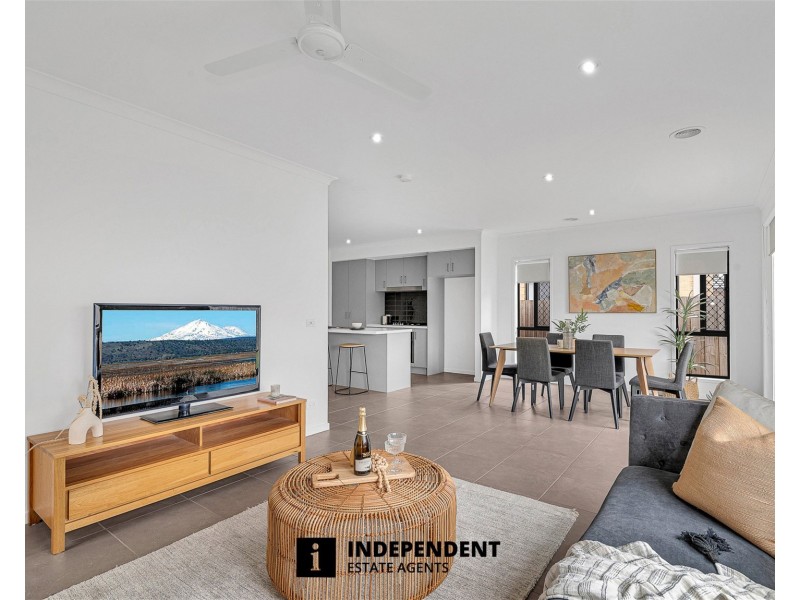 10  Merlot Way, Clyde North VIC 3978