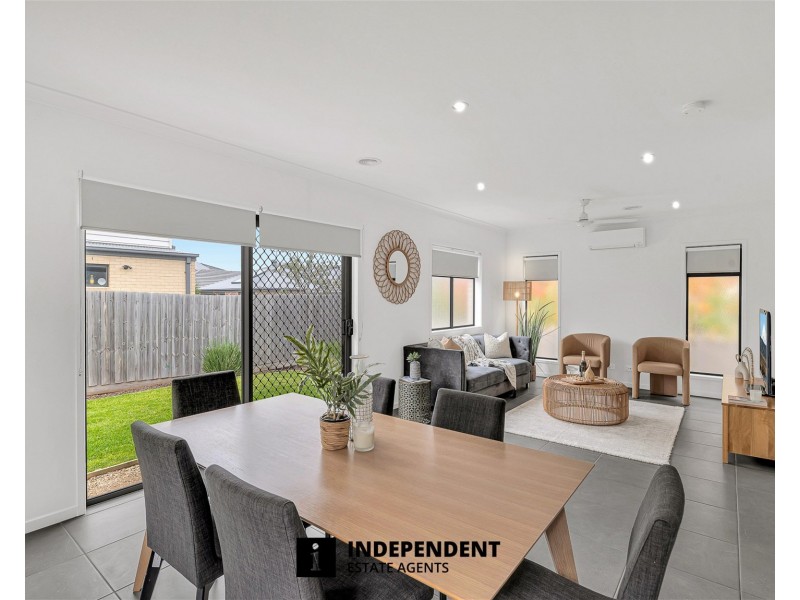 10  Merlot Way, Clyde North VIC 3978