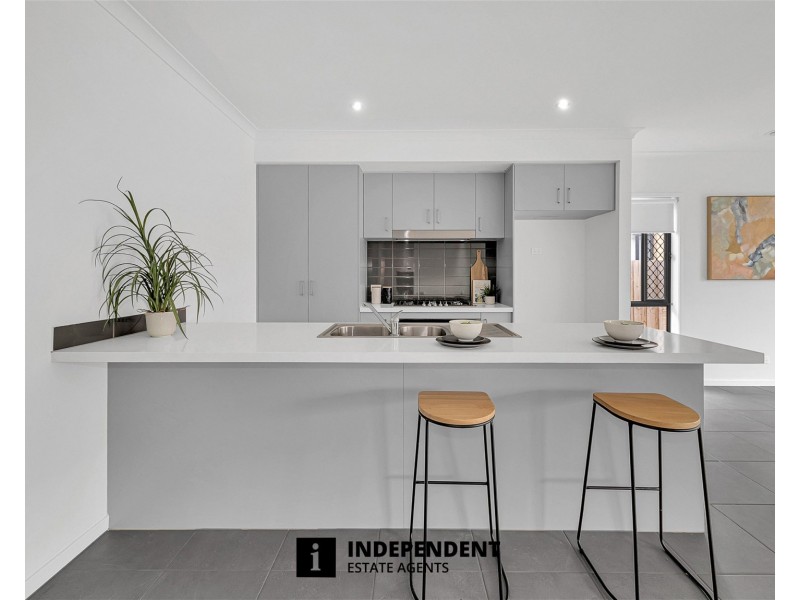 10  Merlot Way, Clyde North VIC 3978