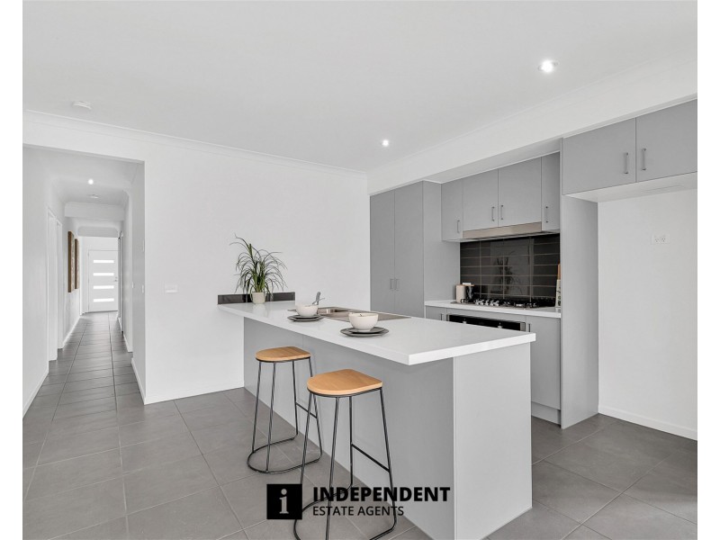 10  Merlot Way, Clyde North VIC 3978