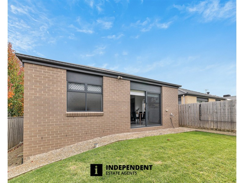 10  Merlot Way, Clyde North VIC 3978