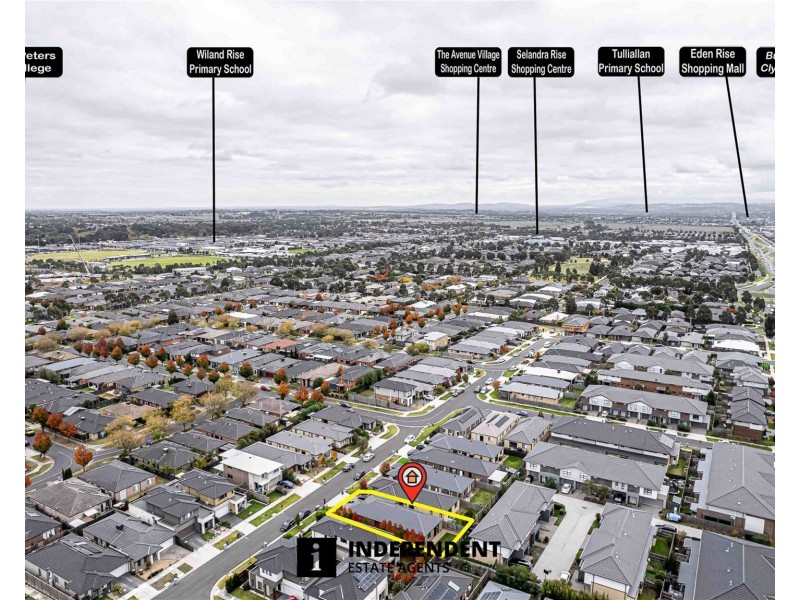 10  Merlot Way, Clyde North VIC 3978