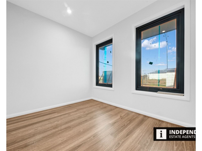 60 Shelterbelt Ave, Melton South VIC 3338