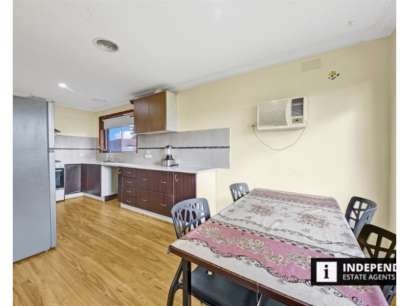 24 Blaxland Road, Melton South VIC 3338