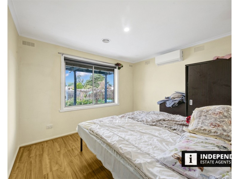 24 Blaxland Road, Melton South VIC 3338