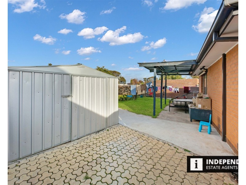 24 Blaxland Road, Melton South VIC 3338