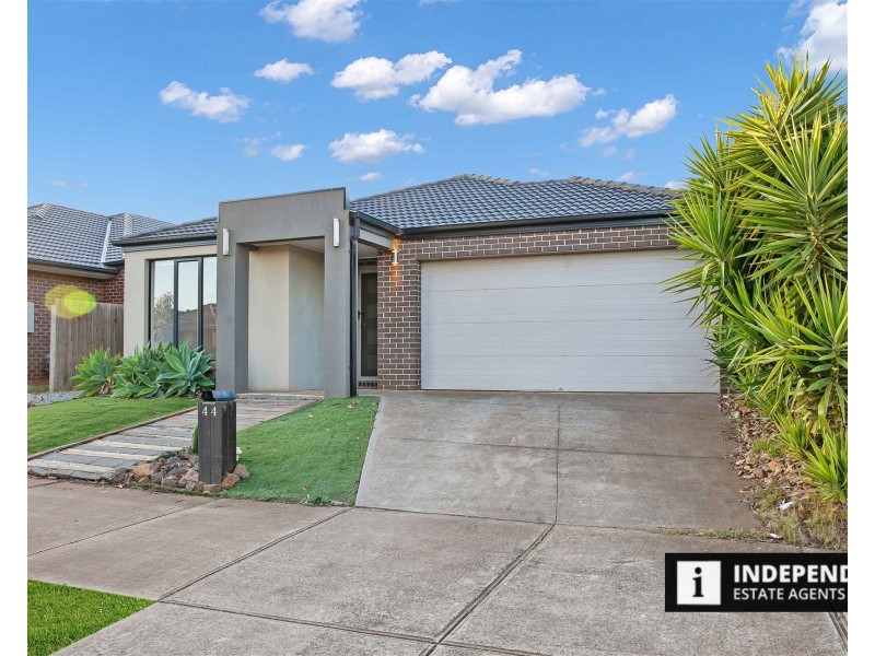 44 Mapleton Blvd, Melton South VIC 3338