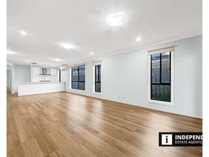 44 Mapleton Blvd, Melton South VIC 3338