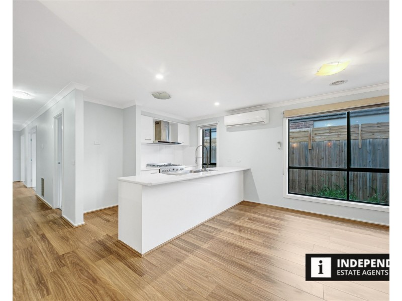44 Mapleton Blvd, Melton South VIC 3338