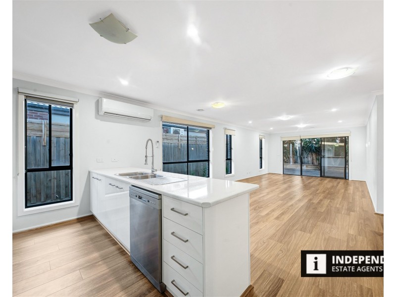 44 Mapleton Blvd, Melton South VIC 3338