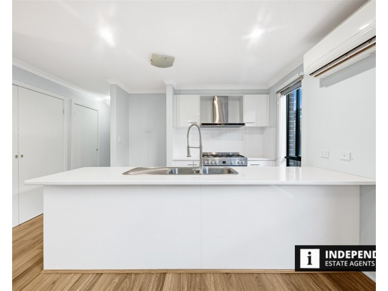 44 Mapleton Blvd, Melton South VIC 3338