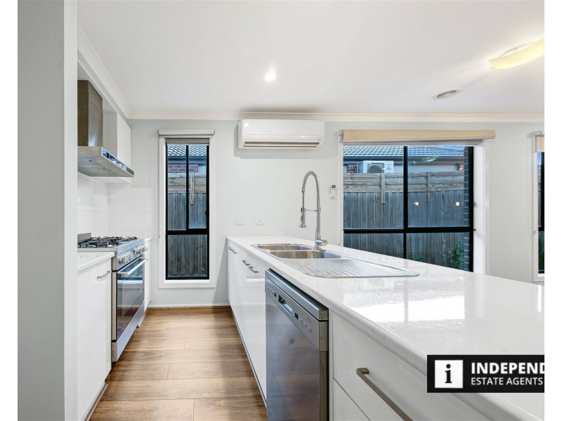 44 Mapleton Blvd, Melton South VIC 3338
