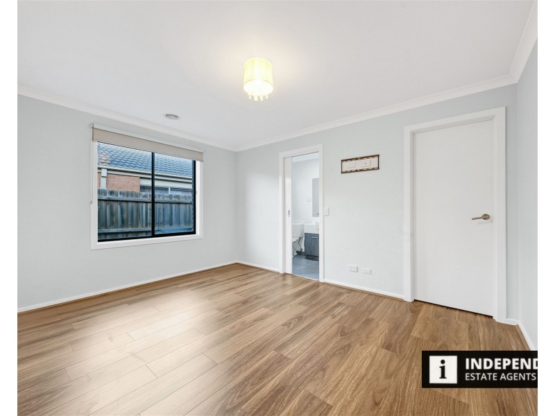 44 Mapleton Blvd, Melton South VIC 3338