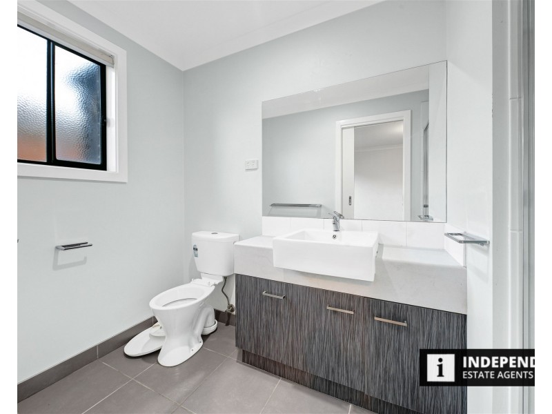 44 Mapleton Blvd, Melton South VIC 3338