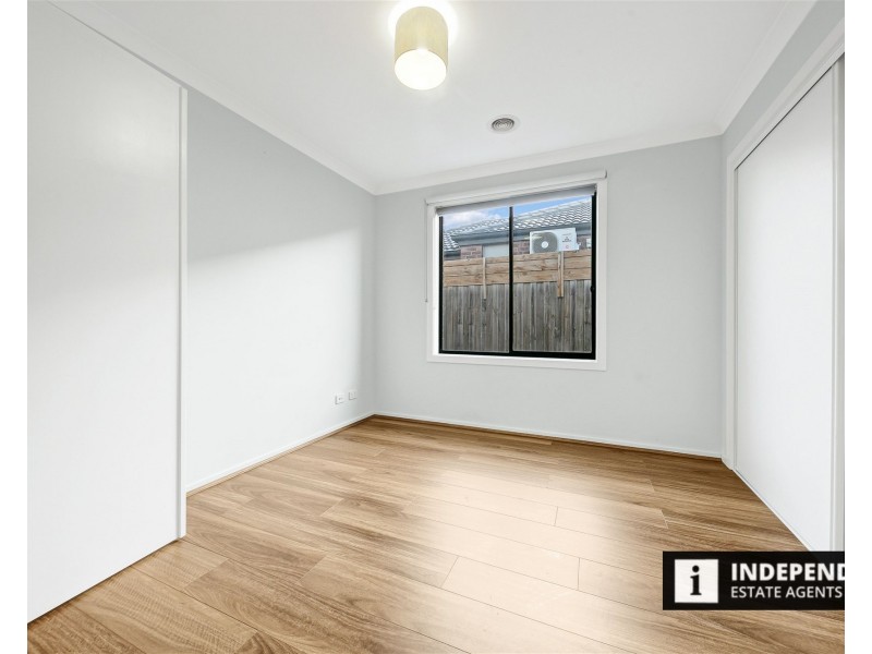 44 Mapleton Blvd, Melton South VIC 3338