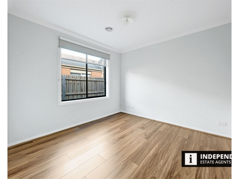 44 Mapleton Blvd, Melton South VIC 3338