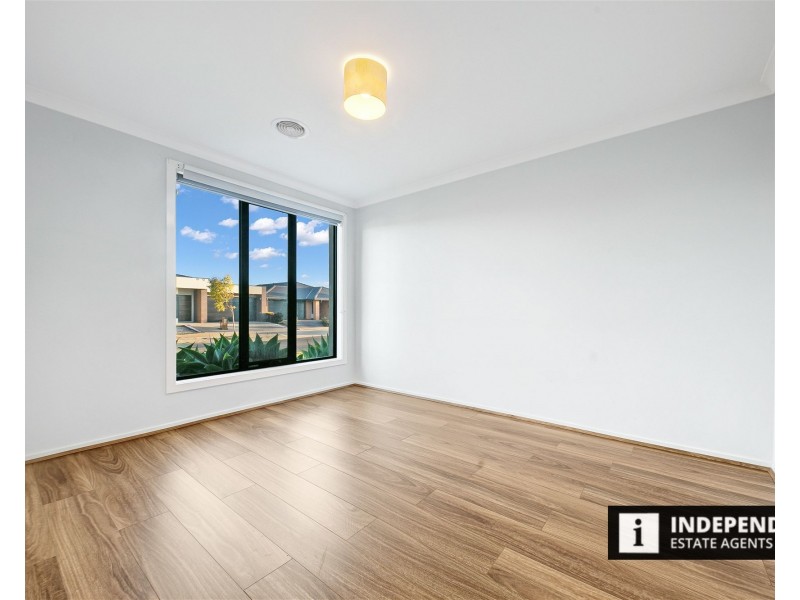 44 Mapleton Blvd, Melton South VIC 3338