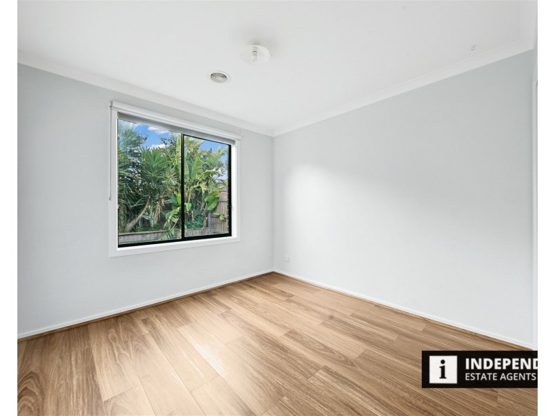 44 Mapleton Blvd, Melton South VIC 3338