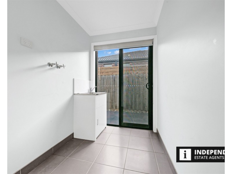 44 Mapleton Blvd, Melton South VIC 3338