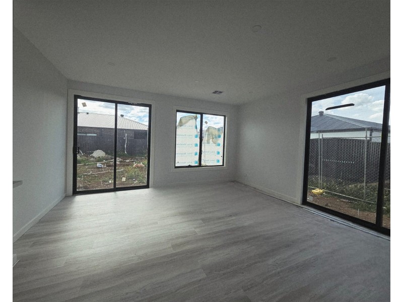 15 Starthistle Approach, Rockbank VIC 3335