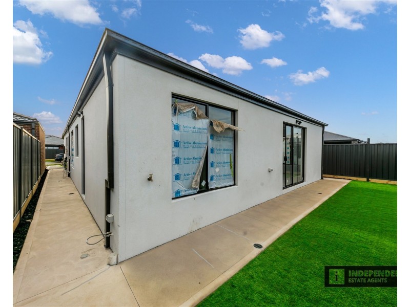 15 Starthistle Approach, Rockbank VIC 3335
