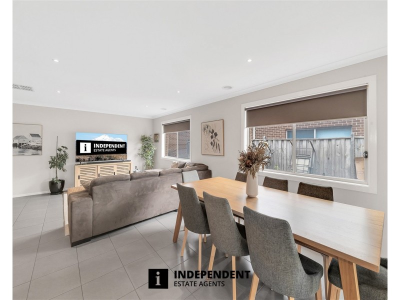 44 LEMON GROVE, Cranbourne West VIC 3977