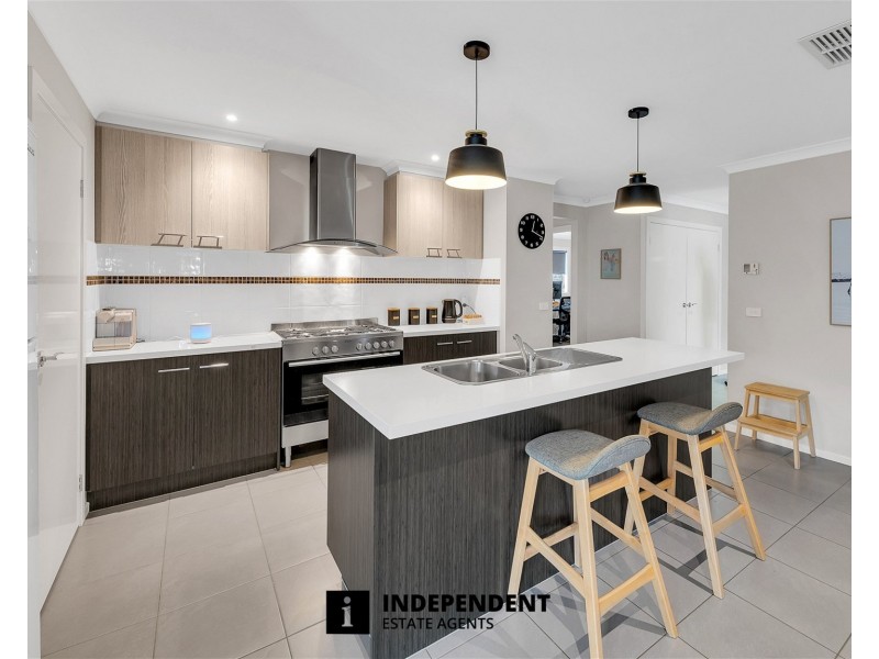 44 LEMON GROVE, Cranbourne West VIC 3977