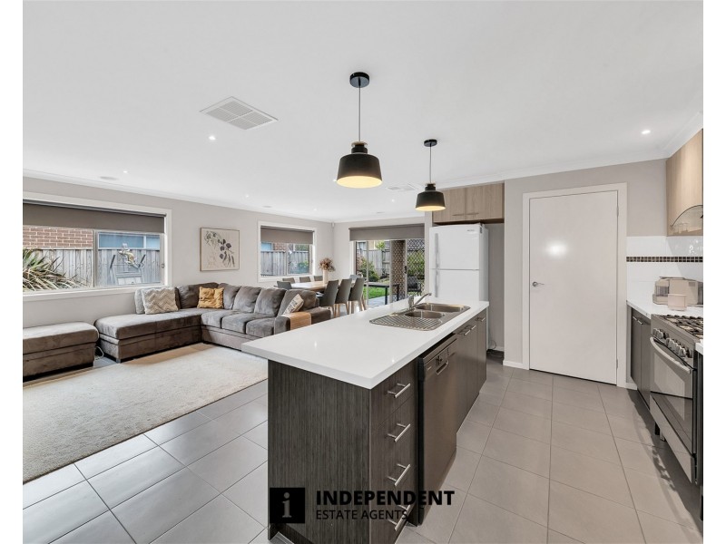 44 LEMON GROVE, Cranbourne West VIC 3977