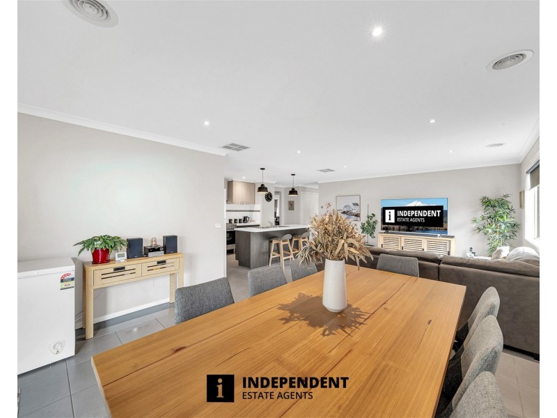 44 LEMON GROVE, Cranbourne West VIC 3977