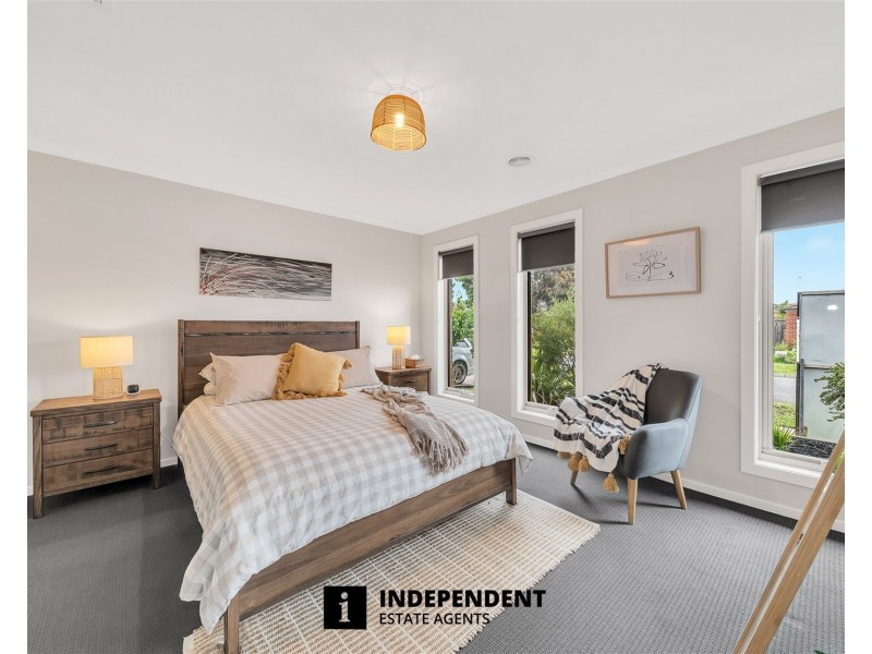 44 LEMON GROVE, Cranbourne West VIC 3977