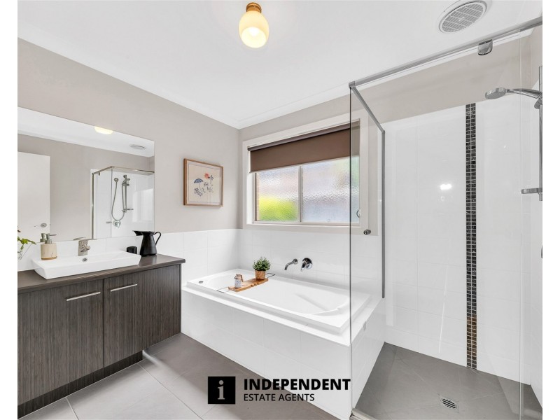 44 LEMON GROVE, Cranbourne West VIC 3977
