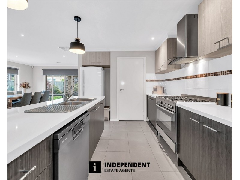 44 Lemon Grove, Cranbourne West VIC 3977