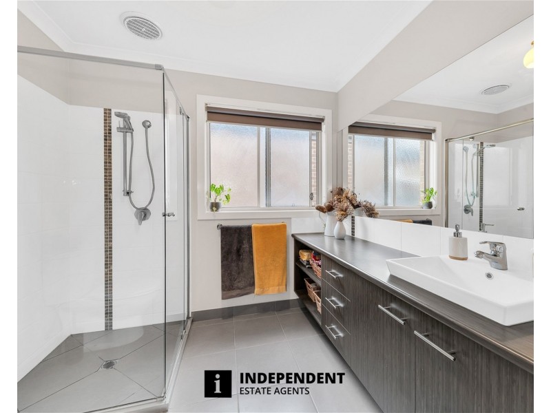 44 Lemon Grove, Cranbourne West VIC 3977