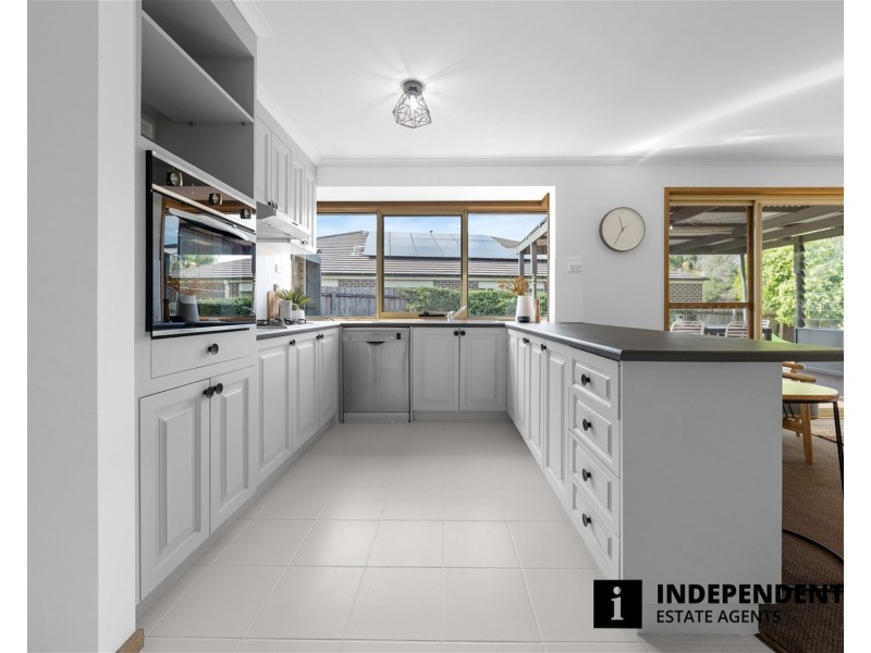 6 Wildwood Court, Cranbourne North VIC 3977