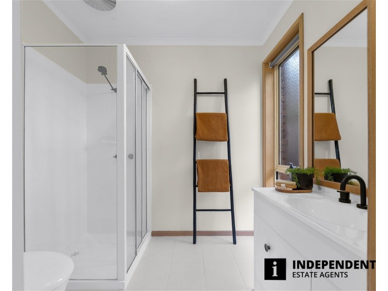 6 Wildwood Court, Cranbourne North VIC 3977