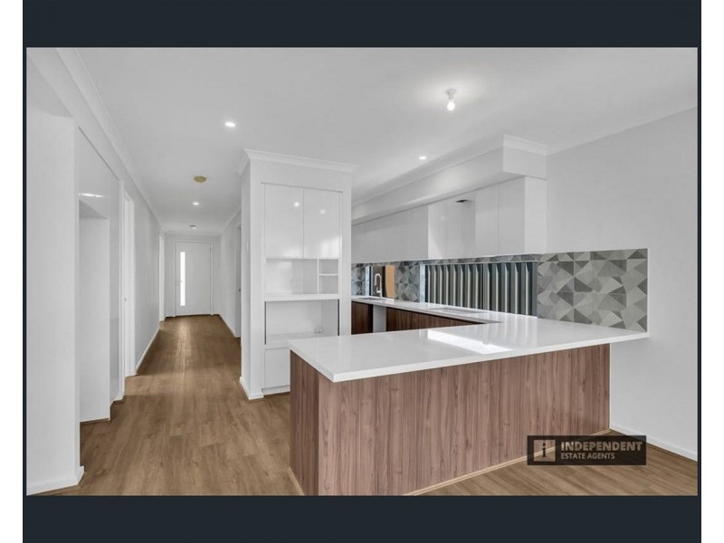 4 Ruff way, Melton South VIC 3338