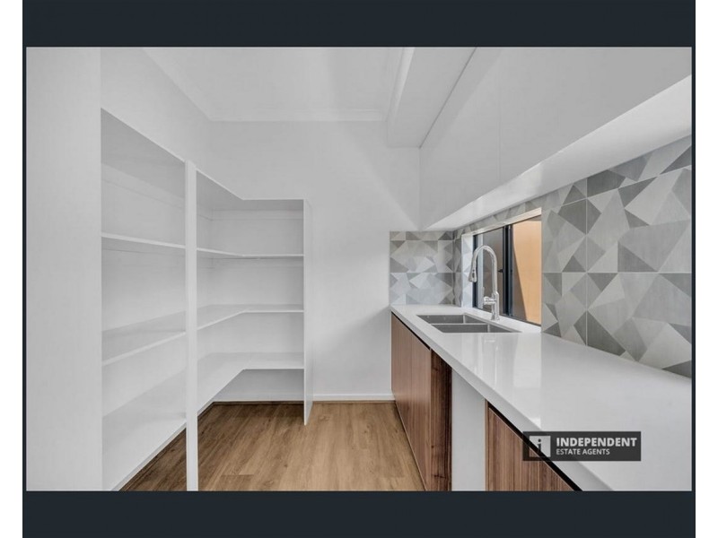 4 Ruff way, Melton South VIC 3338