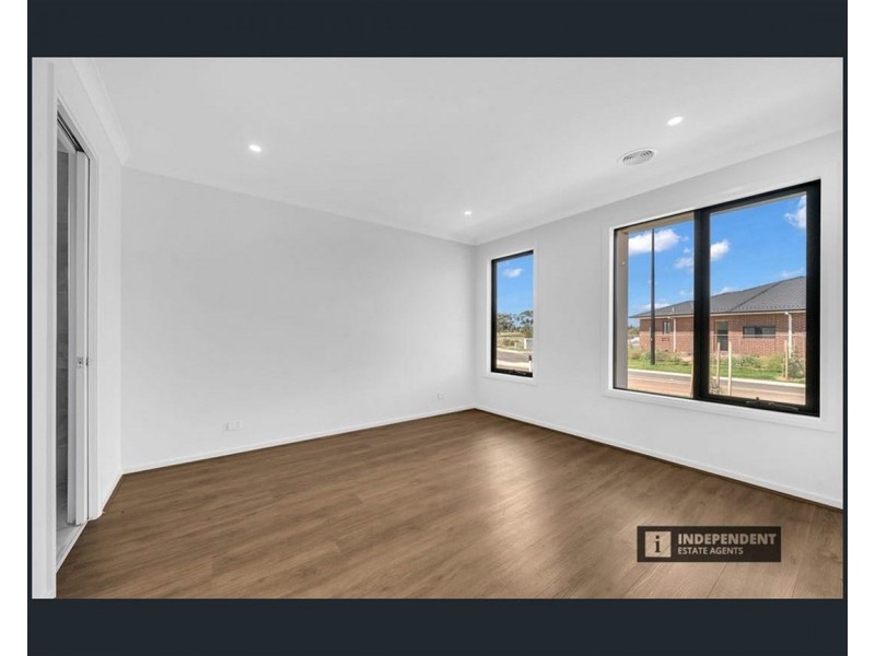 4 Ruff way, Melton South VIC 3338